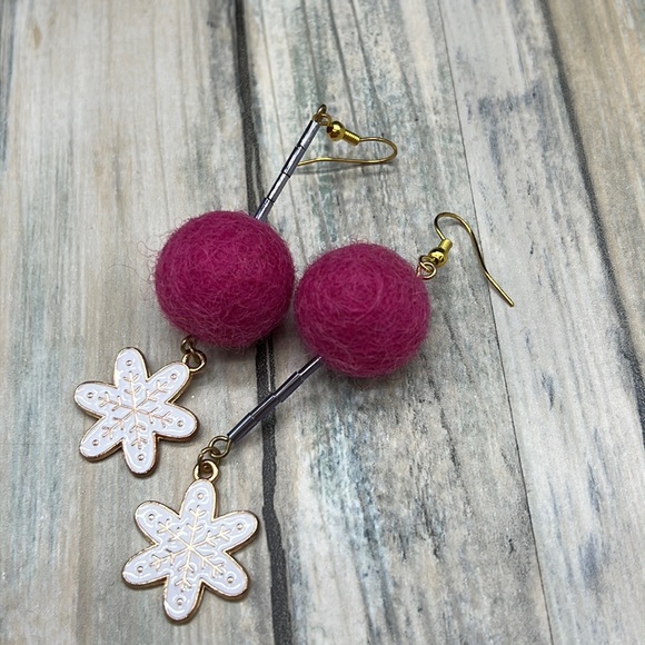 ⭐️Adorned Crown Jewelry assemblage Christmas earrings pink wool ball snowflake - Picture 5 of 8